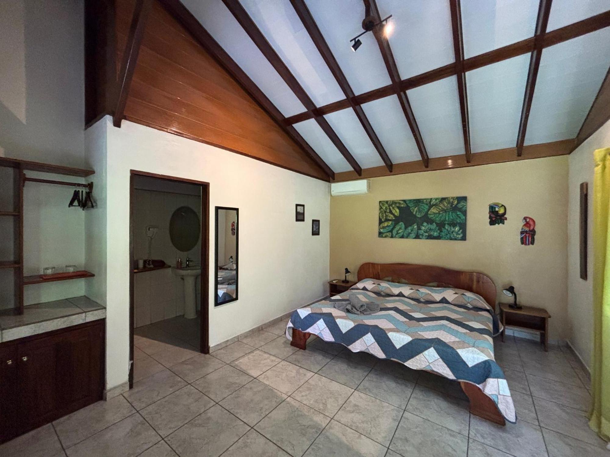Hotel Suizo Loco Lodge & Resort Cahuita Bagian luar foto