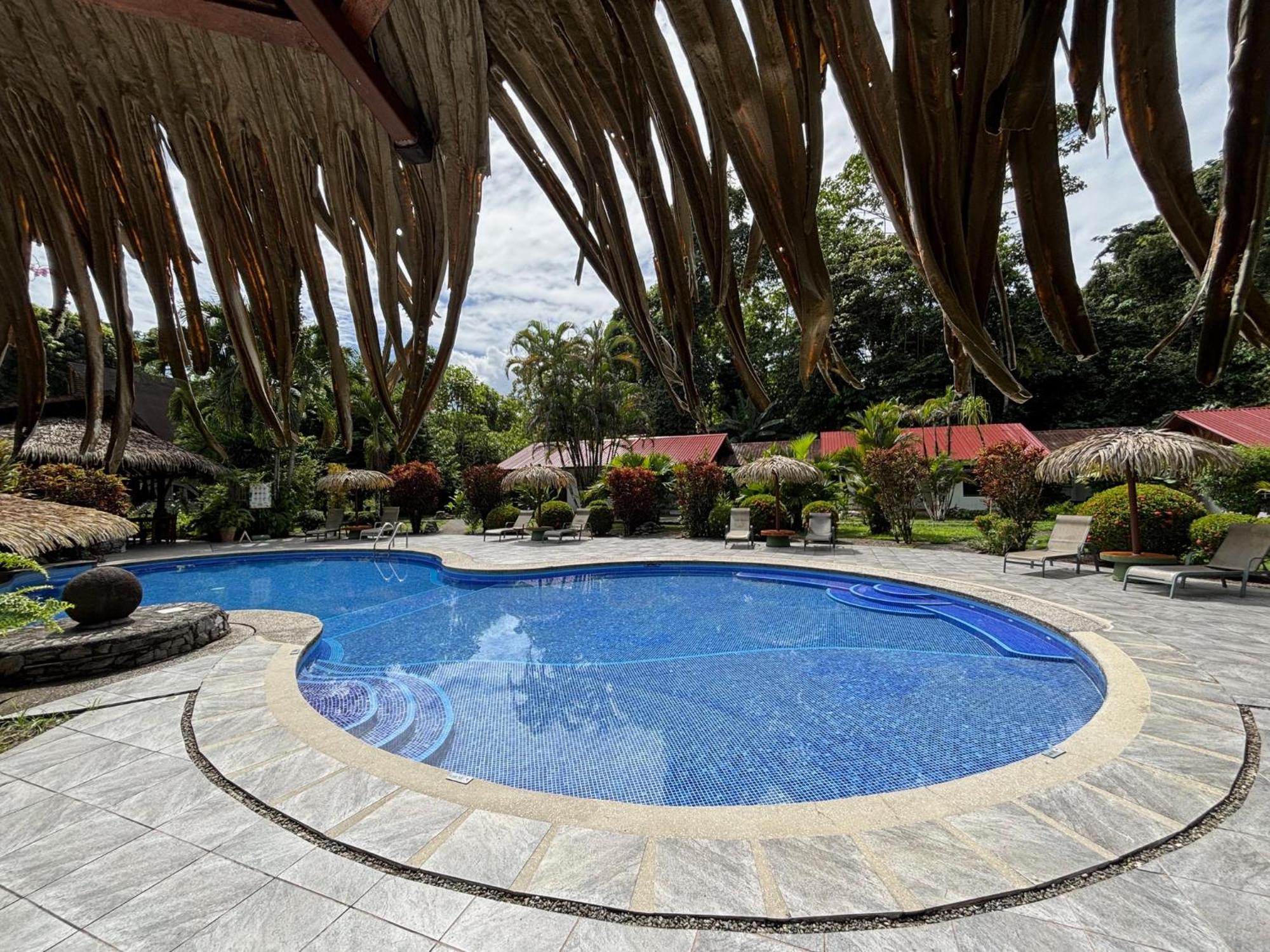 Hotel Suizo Loco Lodge & Resort Cahuita Bagian luar foto